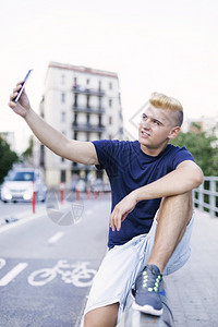 青少年在户外自拍时坐脸髦的年轻图片