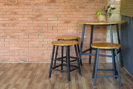 细节砖墙上的木制椅子和桌家坐图片