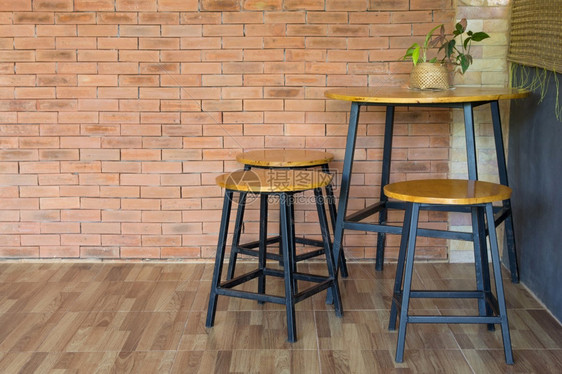 细节砖墙上的木制椅子和桌家坐图片
