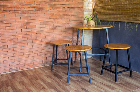 细节砖墙上的木制椅子和桌商业优质的图片
