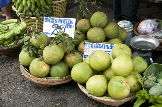 有机的曼谷泰国市场上的柑橘水果甜品尝图片