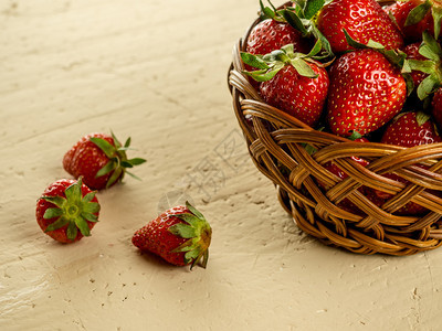 篮子里的草莓图片