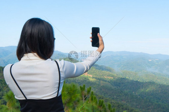 亚洲女自拍旅行在冬季背景山上和森林中游渡节假日泰国细胞最佳图片