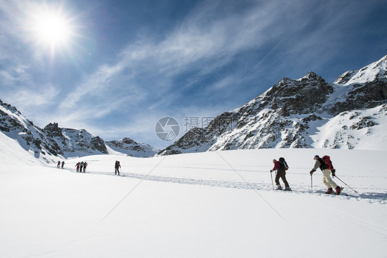 冬季滑雪登山者图片