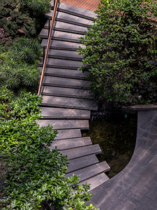 景观混凝土楼梯有金属护栏木扶手和绿树周围在步行道上绕着绿树无公园重点具体来说图片