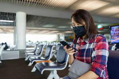 穿戴面罩的女子在机场旅行社交19年后的新生活方式旅行和泡沫概念共融19后旅行健康爆发航空公司图片