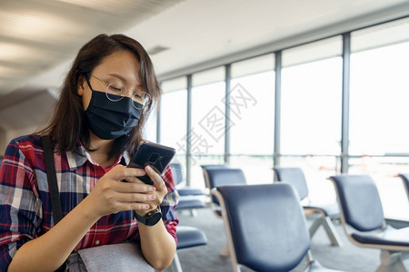 终端假期穿戴面罩的女子在机场旅行社交19年后的新生活方式旅行和泡沫概念共融19后旅行乘客图片