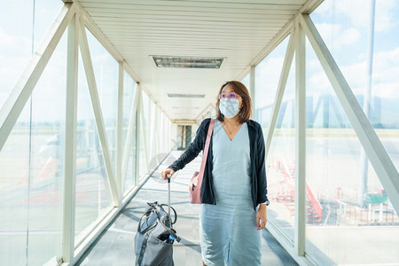 气泡穿戴面罩的女子在机场旅行社交19年后的新生活方式旅行和泡沫概念共融19后旅行女离开图片