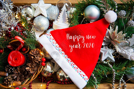 珠子圣诞背景带红色帽子的漂亮卡片上面写着20年新快乐圣诞节背景年新快乐美丽的红色图片