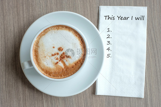 喝快乐的将要今年我用热卡布奇诺咖啡杯在新年开始解决方案战略和使命概念的清晨桌边背景上讲话Name图片