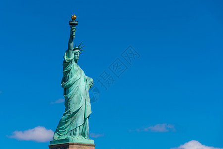 绿色蓝天下自由神像曼哈顿纽约市建筑和带有旅游观光概念建筑和象征图片