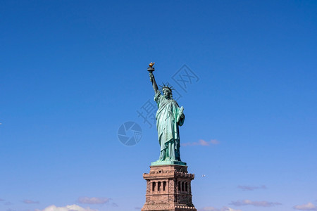 火炬蓝天下自由神像曼哈顿纽约市建筑和带有旅游观光概念建筑和复制移民图片