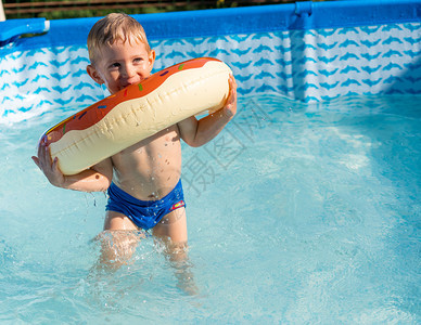 夏天游泳的男孩图片