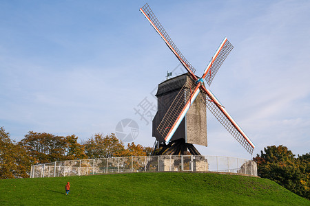 比利时布鲁日运河附近的古老风车和秋色树木布鲁日河岸附近城市的磨目地图片