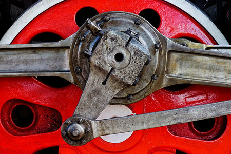 铁旧蒸汽机车轮式的红闭合镜头工业背景活塞杆火车图片