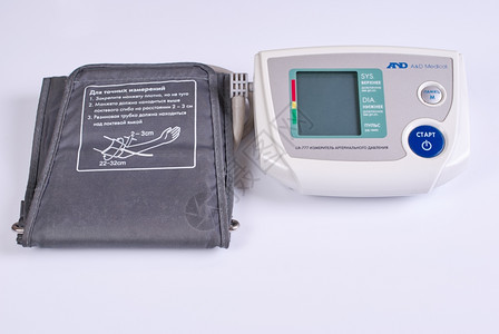 测量乐器电子的白色背景上电子医用眼压计疗设备白色背景上的自动血压监测仪图片