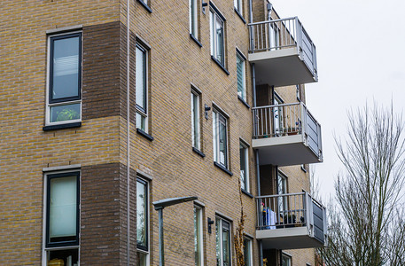 现代荷兰土建筑一个公寓楼内有阳台和窗户建造复杂的美丽图片