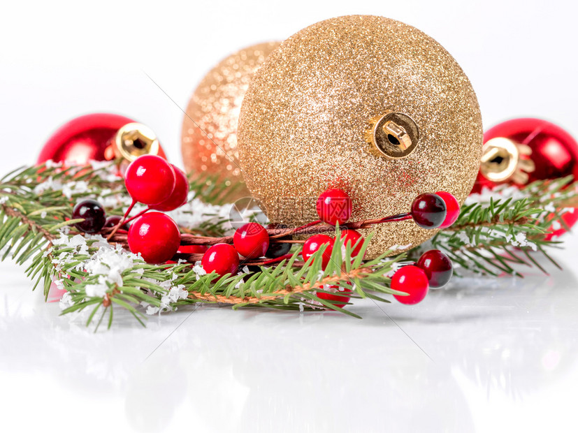 团体新的圣诞球树枝和红莓的在白色背景上圣诞球在fir树枝上分支图片