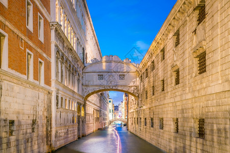 历史在意大利威尼斯的运河和著名叹息桥之景监狱旅游的图片