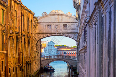 贡多拉在意大利威尼斯的运河和著名叹息桥之景风建造图片