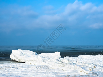 覆盖加里宁格勒冰冷海的冬天风景冰盖的防波堤海冬天风景图片