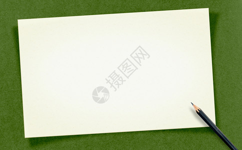 绿色桌面上的纸笔图片