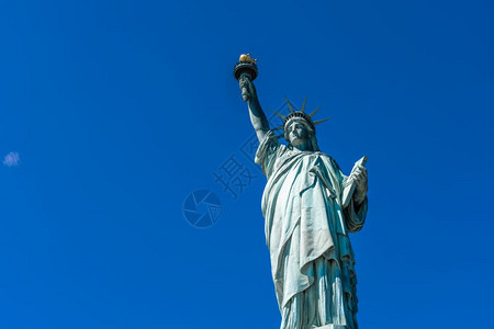 雕塑约克象征蓝天下自由神像曼哈顿纽约市建筑和带有旅游观光概念建筑和图片