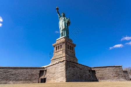 雕塑建造城市蓝天下自由神像曼哈顿纽约市建筑和带有旅游观光概念建筑和图片