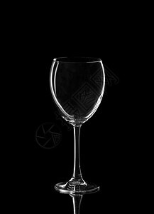 庆典一杯空的葡萄酒在黑色背景上分离餐厅精神图片