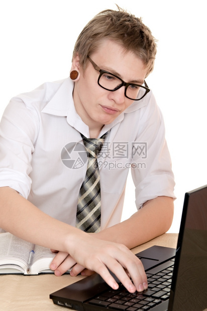 书领带桌子一名男学生在白色背景孤立的笔记本电脑上工作图片