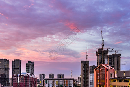 新加坡下城天线的建筑工地景象与紫色黄云金的邻里城市图片