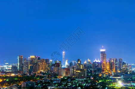 降低城市曼谷黄昏夜景区商业曼谷夜景的市风夜天际线图片