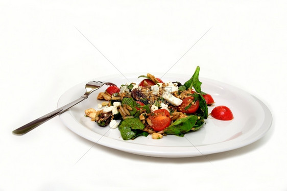 菠菜希腊Orzo意大利面樱桃西红柿橄榄和Feta奶酪在孤立的地中海风格菠菜和OrzoSalad新鲜的奥佐开胃菜图片