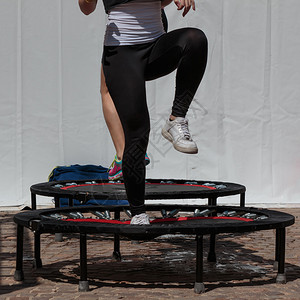 请享用Gym校内参加健身锻炼的小型田道运动女生活力跳图片