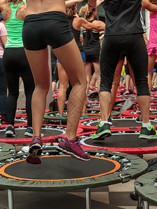 Gym校内参加健身锻炼的小型田道运动女生请享用有氧运动小型的图片