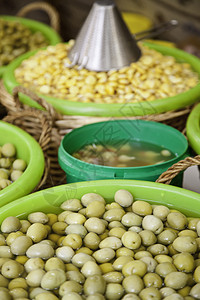 新鲜的油有机绿色橄榄城市场的详细节食物图片