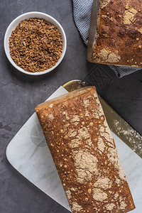 法国面包木桌背景上新鲜的青菜面包传统的一顿饭图片