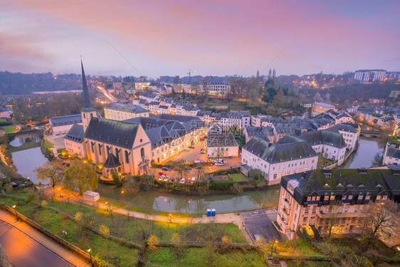 从卢森堡的顶楼观望卢森堡城的天线黄昏镇际图片