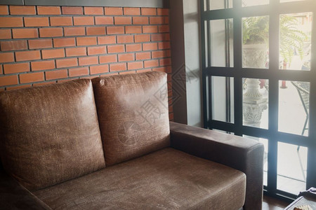 装饰风格室内有棕色沙发的旧客厅库存照片材料皮革图片