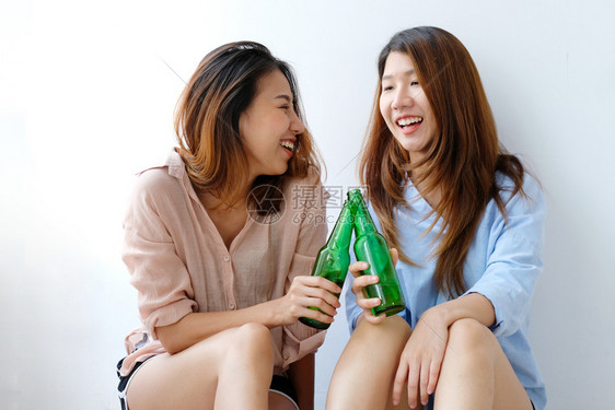 两个喝酒庆祝的女性图片