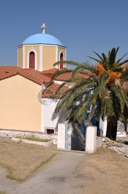 远景宗教照明希腊美丽蓝天的高斯岛齐亚村典型希腊教堂图片