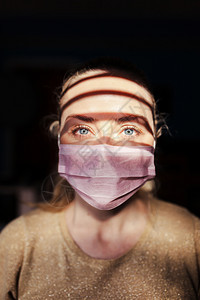 人们紧急情况预防在家中隔离时戴外科面具的妇女图片