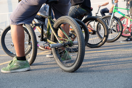 骑自行车的人运动街道年轻的BMX自行车骑手图片