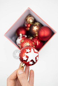 最佳庆典包裹盒子顶视图中的红色圣诞装饰品图片