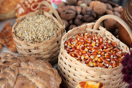 纤维棕色的小麦和玉米篮子生的图片