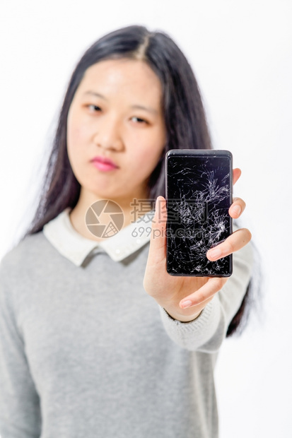 肯尼人垂直的女学生用破碎的手机打得心烦气图片