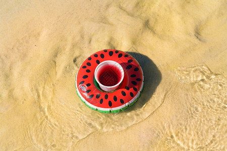 沙滩上的夏日西瓜汽水图片