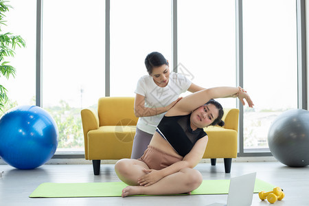 莲花亚洲妇女在家里瑜伽锻炼女士健康图片