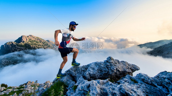 偏远地区山里有超马拉松人跑在山上一次锻炼中天跑景观图片