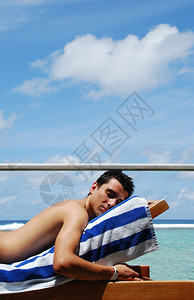 支撑椅子照片中一位男在马尔代夫度假胜地海藻背景下安息的美丽照片假期图片